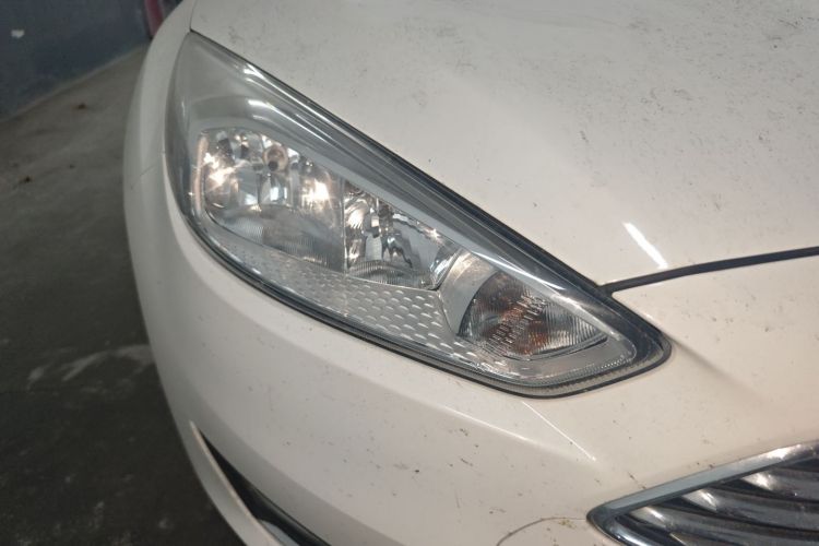 福特 福克斯 2017款 三厢 1.6L 手动风尚型智行版车身外观8