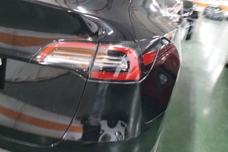 特斯拉 Model Y 2021款 长续航全轮驱动版 3D7车身外观9