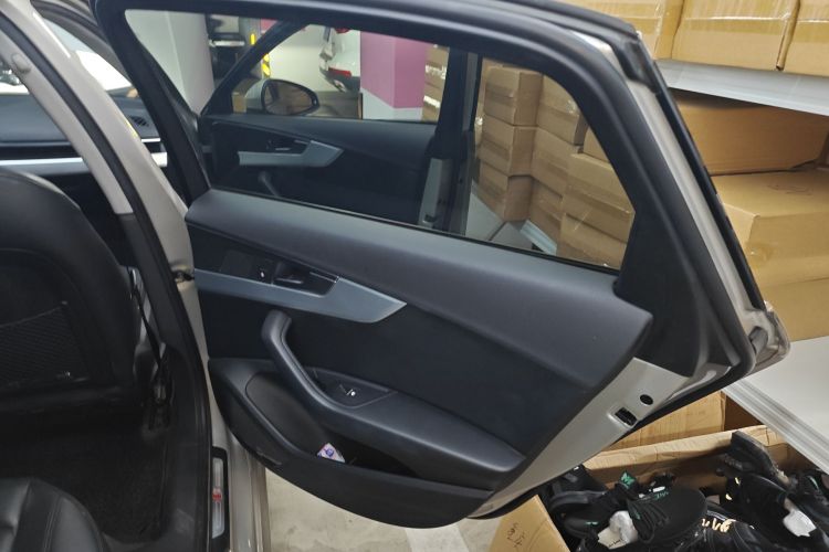 奥迪A4L 2017款 Plus 40 TFSI 运动型中控内饰7006