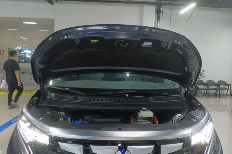 腾势D9 2022款 DM-i 970 四驱旗舰型机舱底盘24