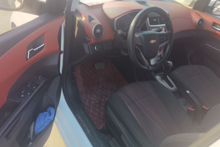 雪佛兰 爱唯欧 2014款 两厢 1.6SX AT 风尚版中控内饰20