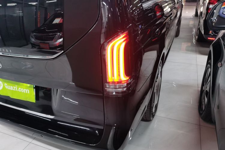 奔驰V级 2024款 V 300 L 长轴距豪华版车身外观6006