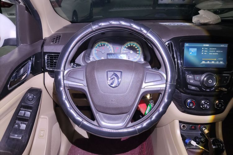 宝骏730 2014款 1.5L 手动舒适ESP版 7座中控内饰13