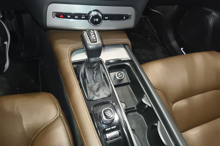 沃尔沃XC90 2018款 T6 智逸版 7座中控内饰18