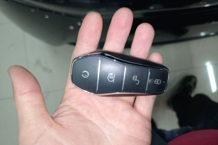 比亚迪 唐L 2025款 DM 215KM激光雷达旗舰型中控内饰7001