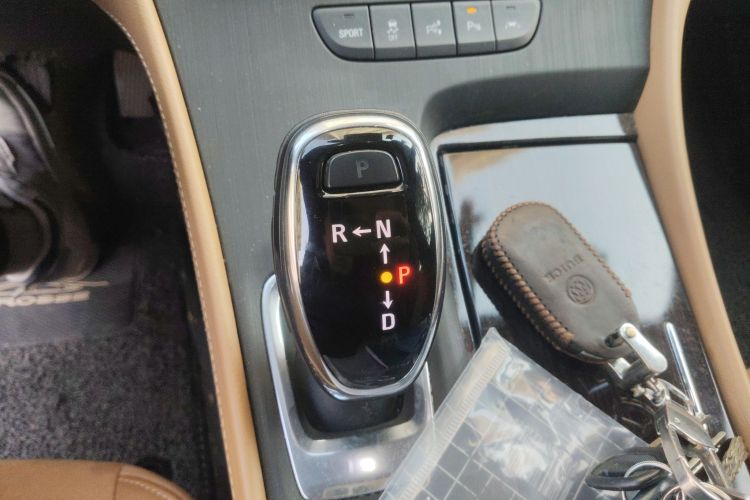 别克 君越 2020款 652T 尊贵型中控内饰18