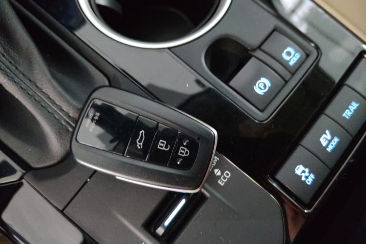 丰田 汉兰达 2022款 双擎 2.5L 四驱尊贵版 7座中控内饰11