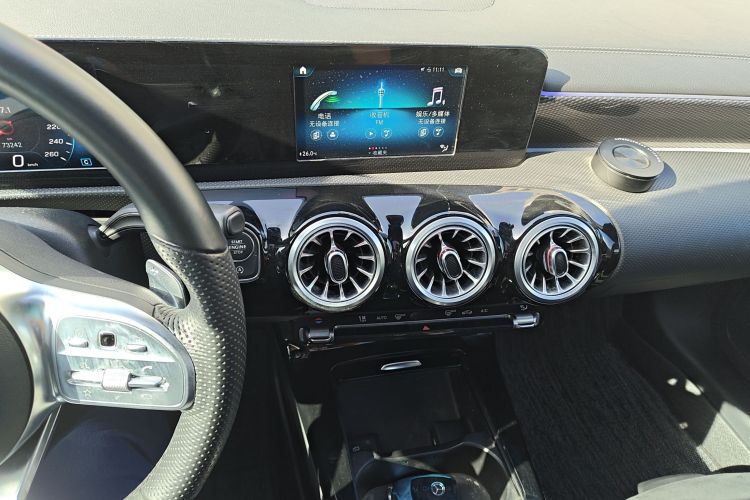 奔驰A级 2019款 A 180 L 运动轿车中控内饰16