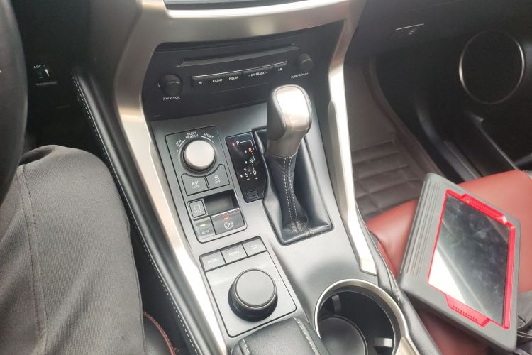 雷克萨斯NX 2015款 300h 前驱 锋尚版中控内饰18