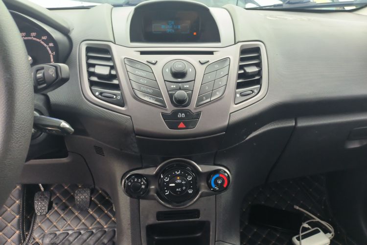 福特 嘉年华 2013款 三厢 1.5L 手动风尚型中控内饰16