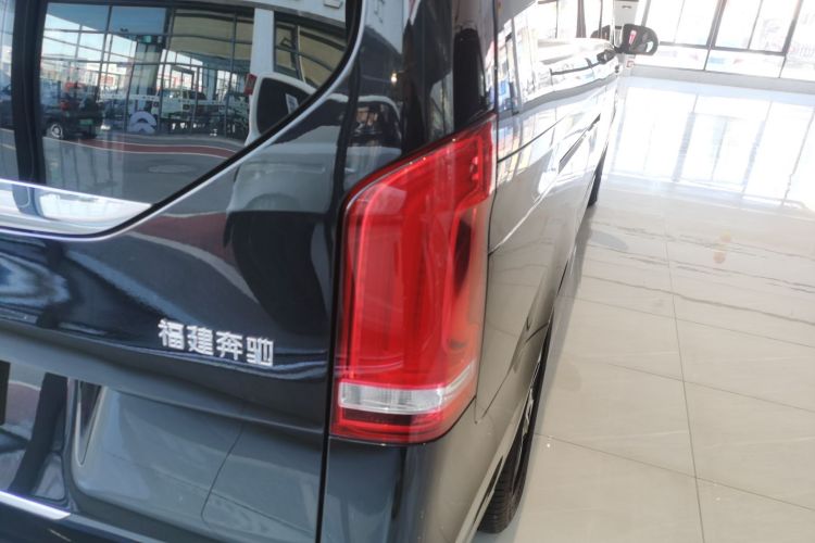 奔驰V级 2022款 V 260 L 长轴距尊贵版车身外观9