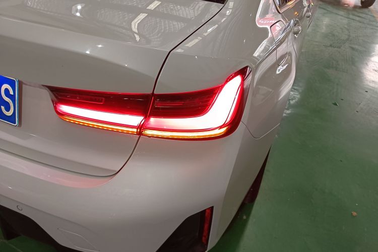 宝马3系 2023款 325i M运动套装车身外观9