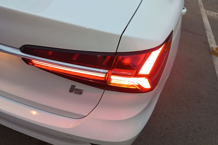 荣威i5 2021款 1.5L CVT黑金版车身外观6006