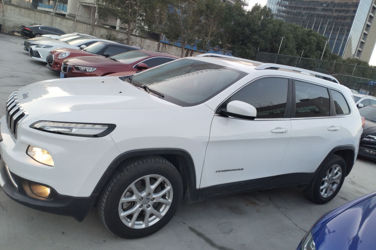 Jeep 自由光 2017款 2.0L 优越版车身外观4