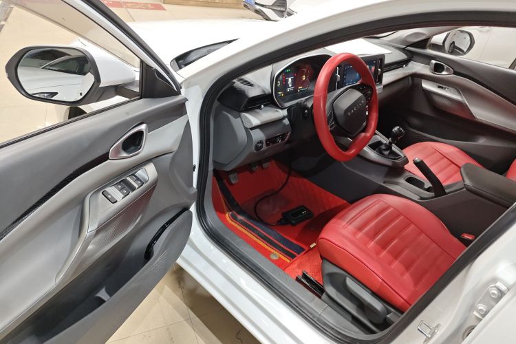 宝骏RC-5 2020款 1.5L 手动智耀精英型中控内饰20