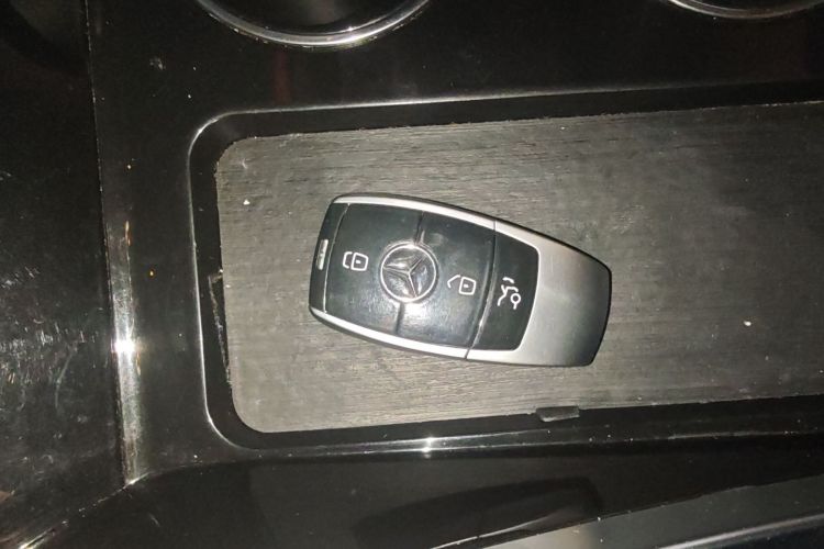 奔驰 威霆 2023款 2.0T 精英版 7座中控内饰7001