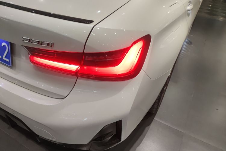 宝马3系 2025款 330i M运动曜夜套装车身外观6006