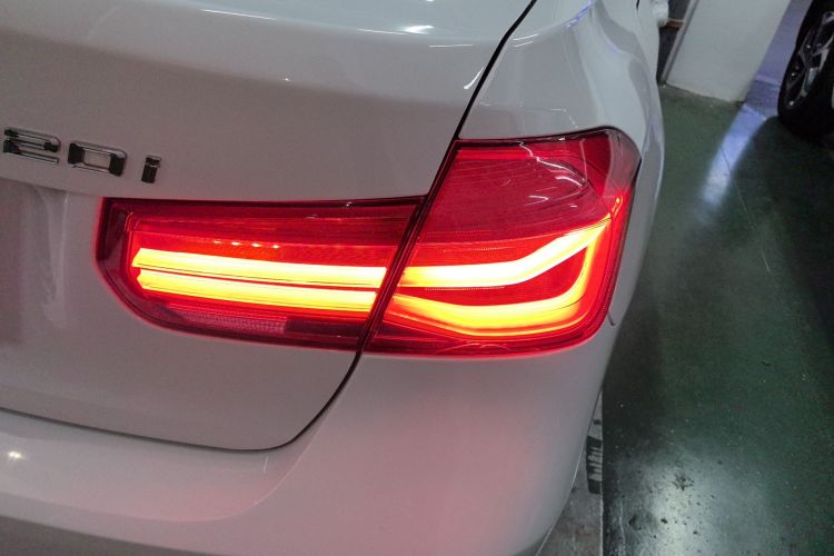 宝马3系 2019款 320i M运动套装车身外观9