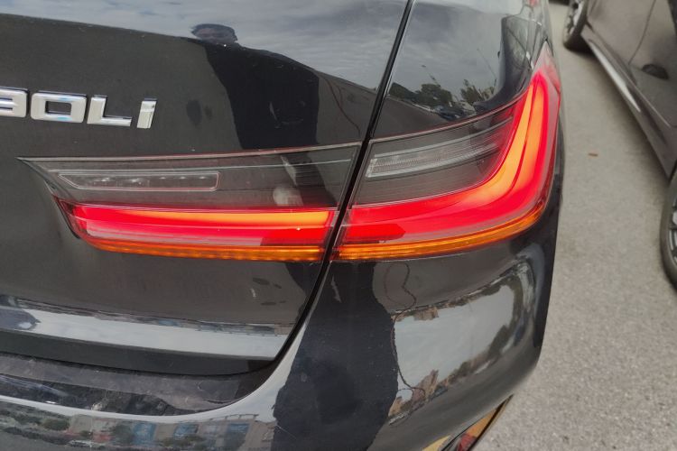 宝马3系 2025款 330Li M运动曜夜套装车身外观9