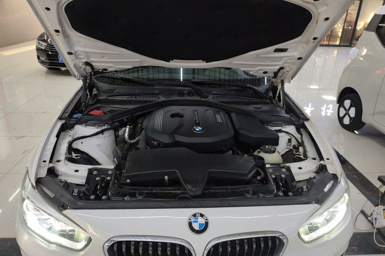 宝马1系(进口) 2018款 118i 运动设计套装机舱底盘24