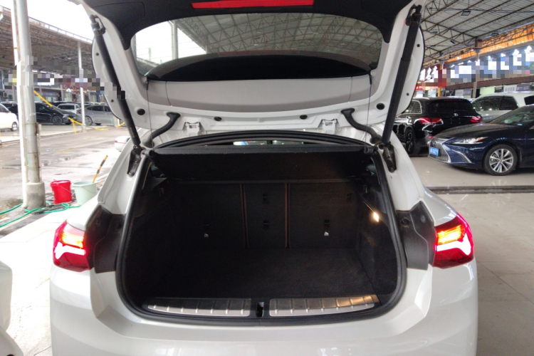 宝马X2 2021款 改款 sDrive25i M运动套装机舱底盘23