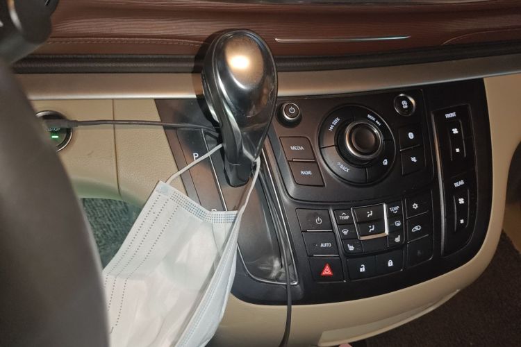 别克GL8 2017款 25S 尊贵型 国V中控内饰18