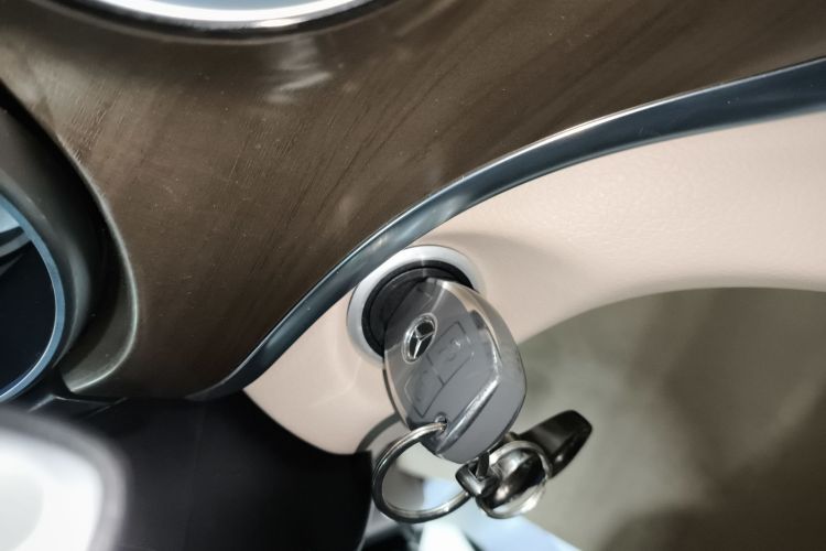 奔驰V级 2022款 V 260 尊贵版中控内饰11