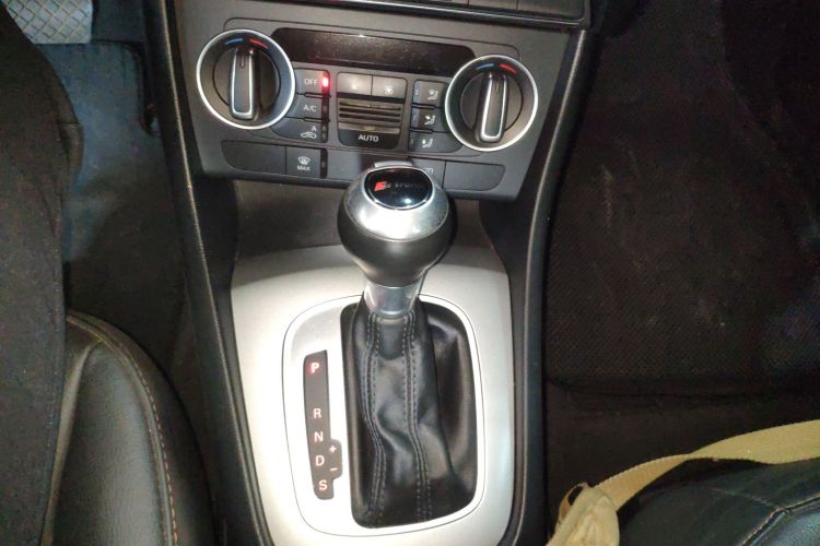 奥迪Q3 2018款 30周年年型 30 TFSI 时尚型中控内饰18