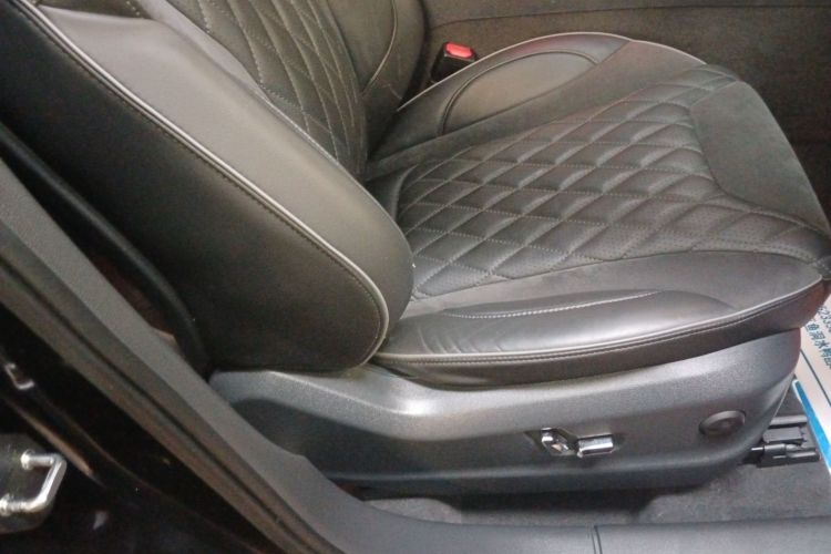 红旗HS5 2019款 2.0T 智联旗享四驱版中控内饰41