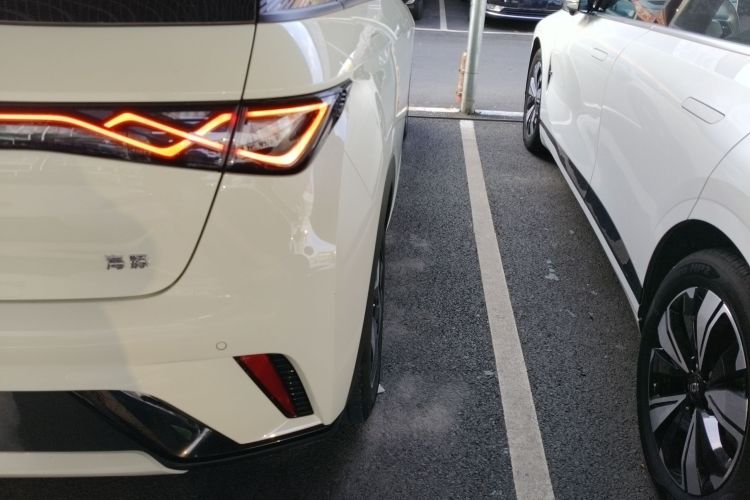 比亚迪 海豚 2024款 荣耀版 420km 自由版车身外观9