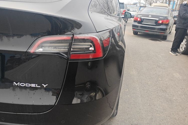 特斯拉 Model Y 2022款 长续航全轮驱动版车身外观9