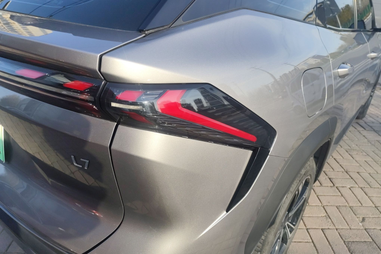 吉利银河 银河L7 2024款 1.5T 115km PLUS  龙腾版车身外观6006