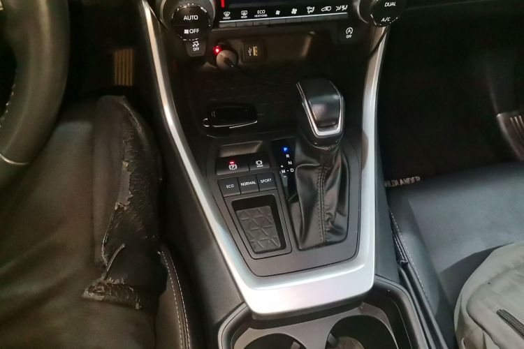 丰田 威兰达 2023款 2.0L CVT两驱都市版中控内饰18