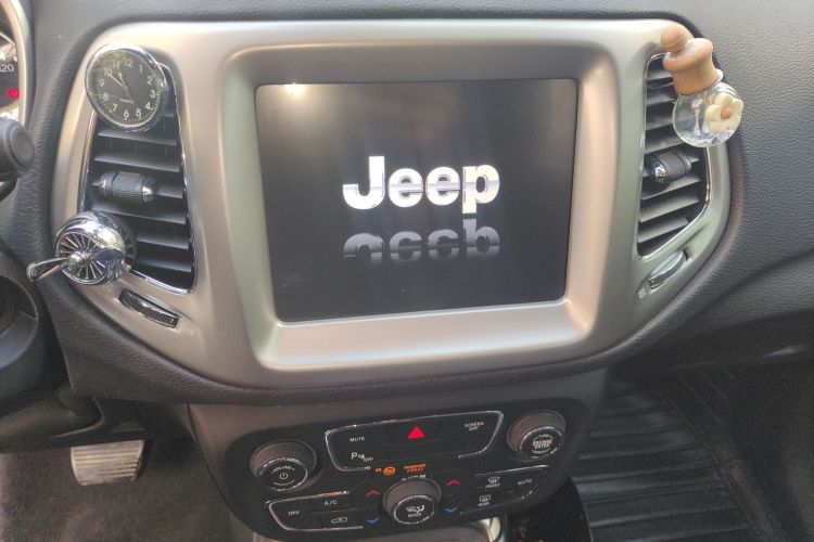 Jeep 指南者 2017款 200T 自动家享版中控内饰16