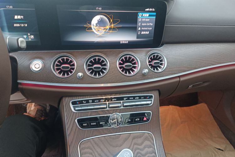 奔驰E级 2016款 E 300 L 时尚型中控内饰16