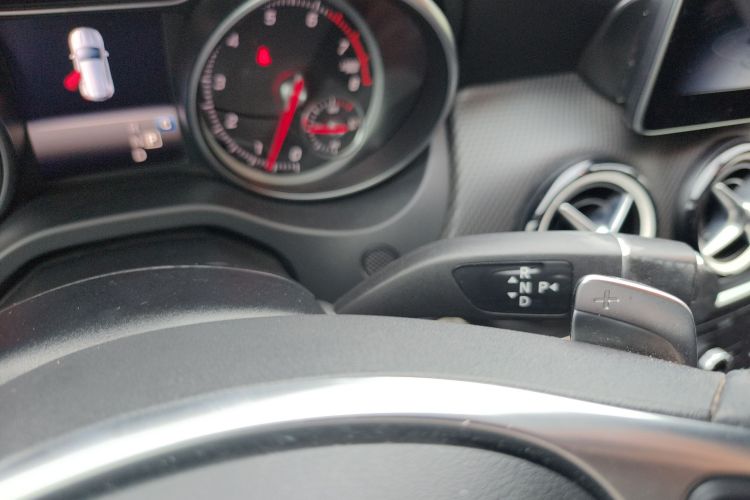 奔驰GLA 2019款 GLA 200 动感型中控内饰18