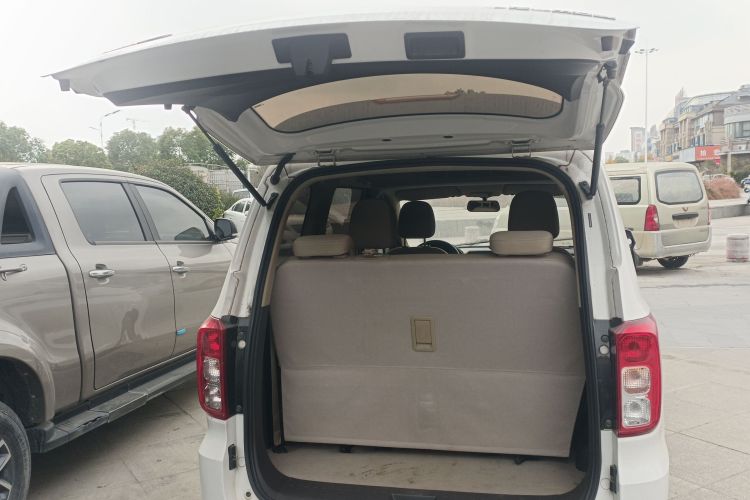 五菱汽车 五菱宏光 2019款 1.5L S标准型国VI LAR机舱底盘23