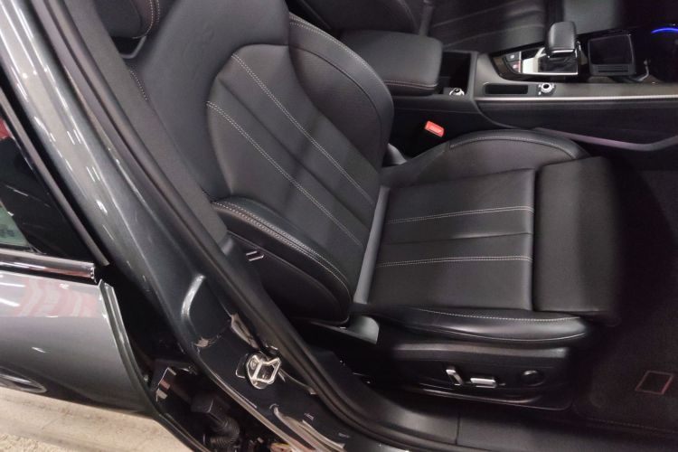 奥迪A4L 2024款 40 TFSI quattro RS套件燃速型局部细节41