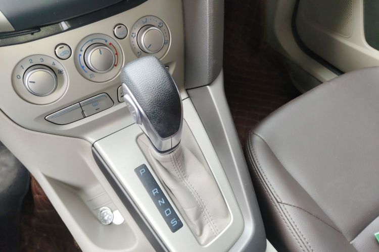 福特 福克斯 2012款 三厢 1.6L 自动舒适型局部细节18