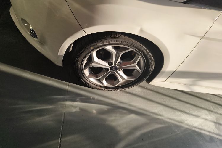 福特 福克斯 2012款 两厢 2.0L 自动豪华运动型车身外观6007