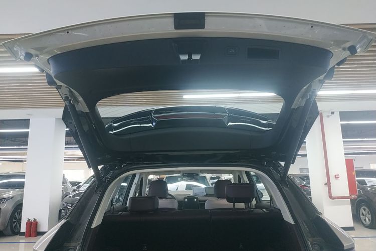 奔腾T90 2023款 2.0T 自动旗舰型机舱底盘23