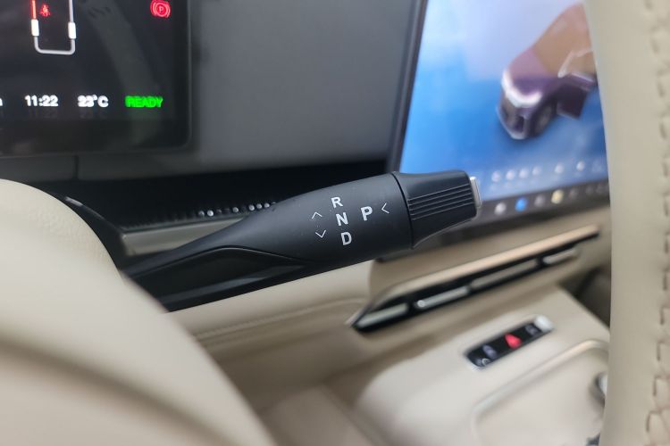 岚图汽车 岚图梦想家 2025款 PHEV 四驱卓越鲲鹏版中控内饰18