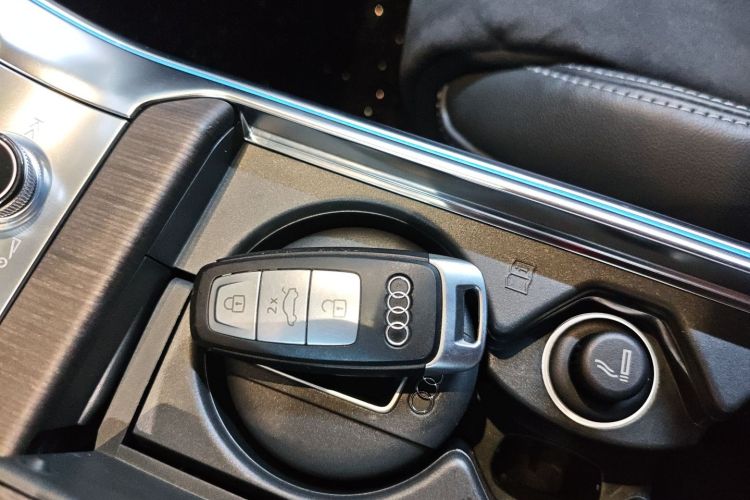 奥迪A7L 2022款 55 TFSI quattro S-line 志远型流晶套装中控内饰7001