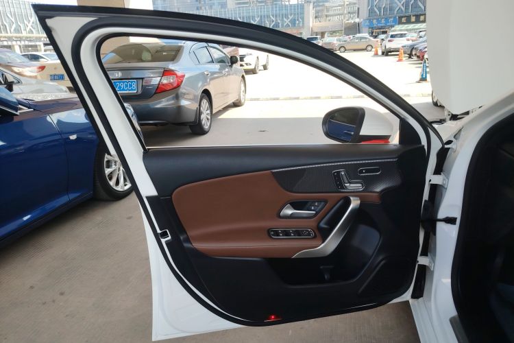 奔驰A级(进口) 2021款 A 200 时尚型中控内饰7007