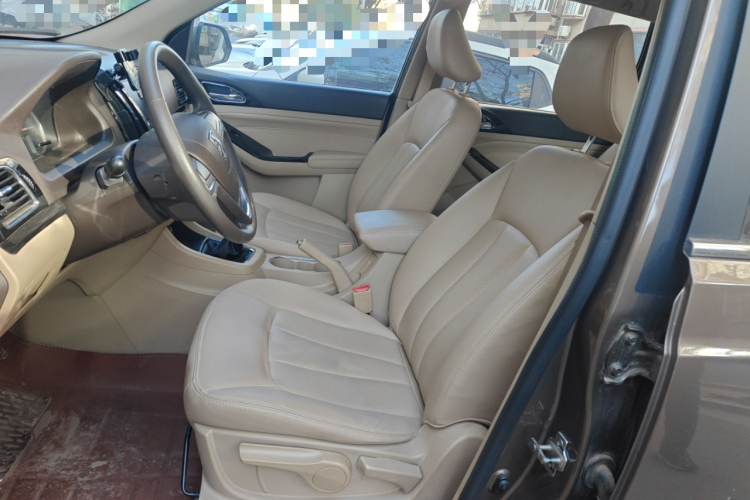 宝骏730 2014款 1.5L 手动舒适ESP版 7座局部细节19