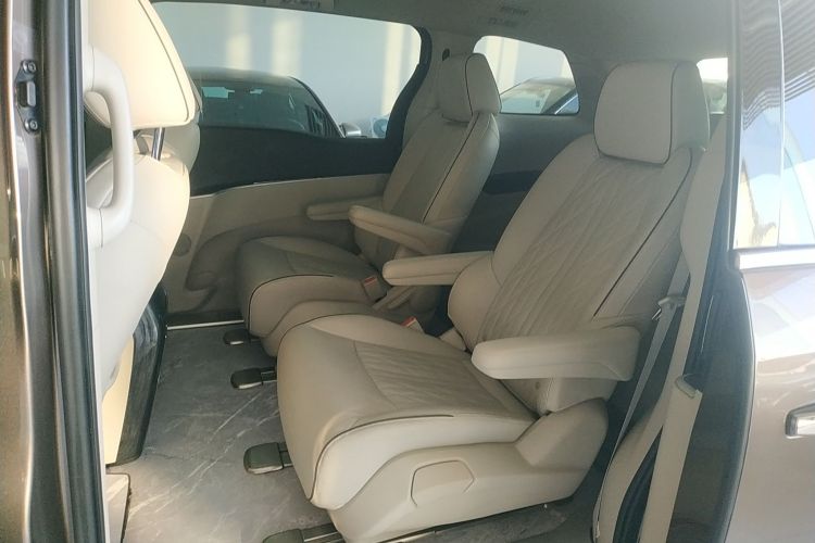 别克GL8 2022款 陆上公务舱 652T 尊贵型中控内饰21