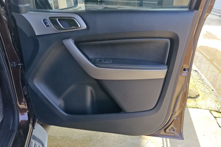 福特 撼路者 2017款 2.0T 汽油自动四驱豪华版 5座中控内饰42