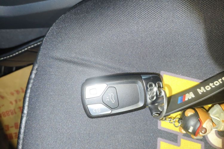 奥迪A4L 2022款 40 TFSI 时尚动感型中控内饰11