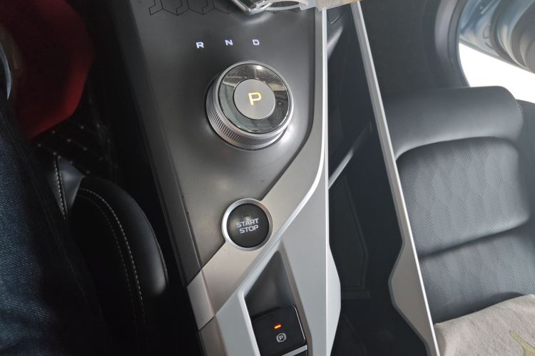 吉利几何C 2020款 优选续航版 400KM C+ Pro中控内饰18