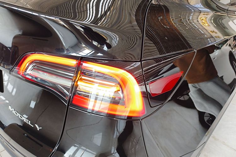 特斯拉 Model Y 2022款 改款 后轮驱动版车身外观9